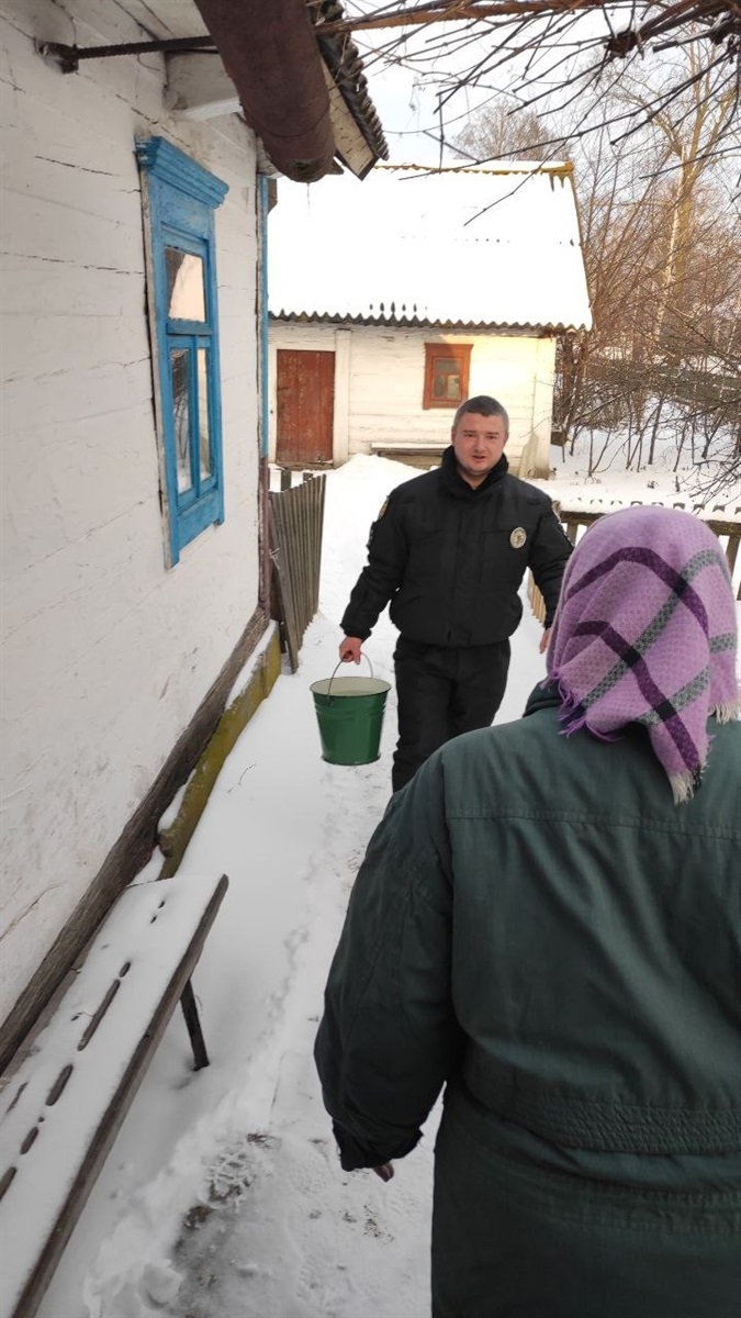 Дільничий офіцер поліції Ігор АДАМЕЦЬ допомагає у Великих Цепцевичах