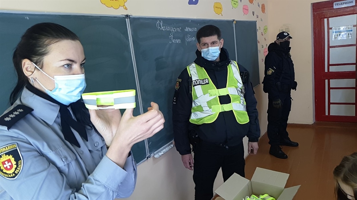 Працівник ювенальної поліції пояснює призначення стрічки