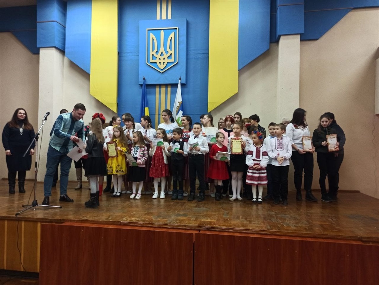 Заступник міського голови Дмитро Стецюк вручає нагороди