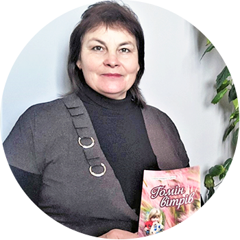 Олександра Стріла з книгою поезій «Гомін вітрів»