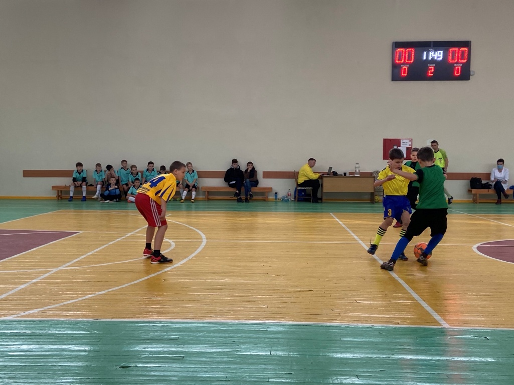 Момент гри зонального турніру ДЮФЛ Рівненщини з футзалу у Вараші, де перемогла команда КДЮСШ – «Ізотоп»