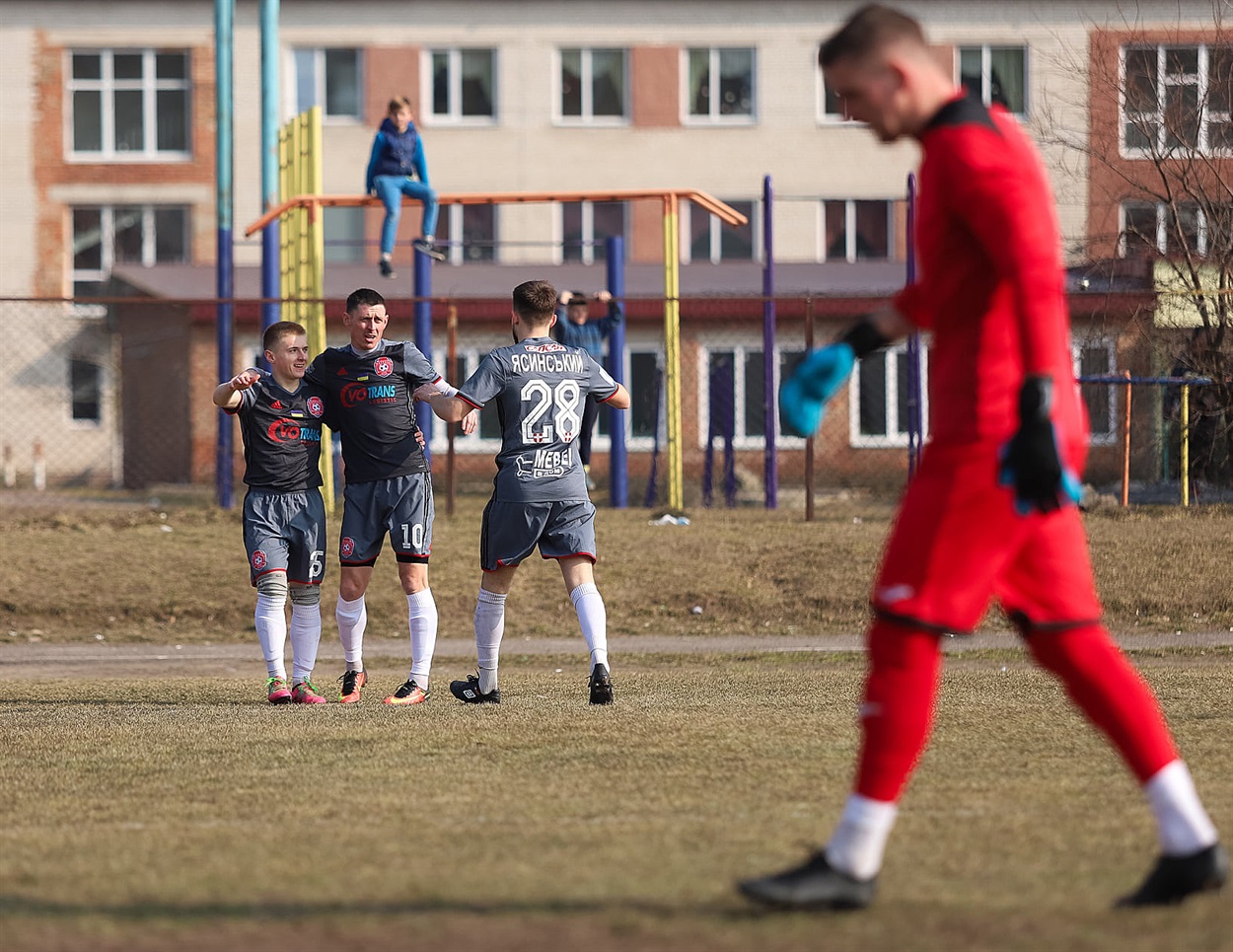 Миттєвості після голу:Віталій Брикса (у центрі) разом з партнером вітає Назара Приходька, автора голевої передачі