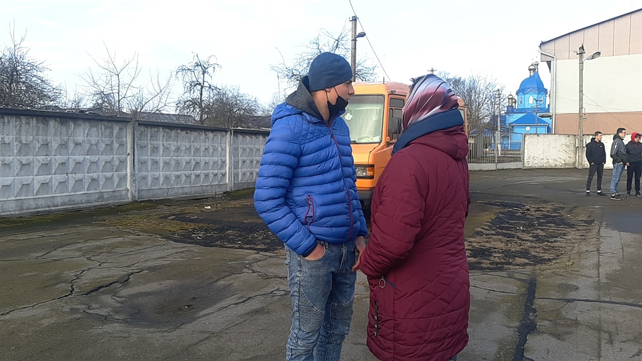 Батьки проводжають з благословінням