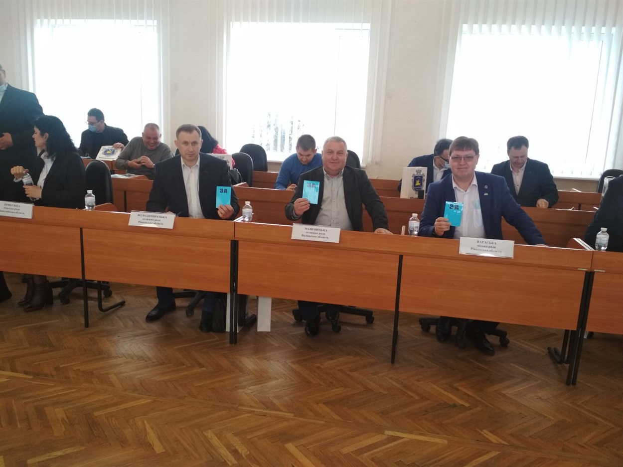 Очільники Володимирецької селищної ради Василь Ковенько, Маневицької селищної ради Олександр Гаврилюк, Вараської міської ради Олександр Мензул на засіданні Асоціації