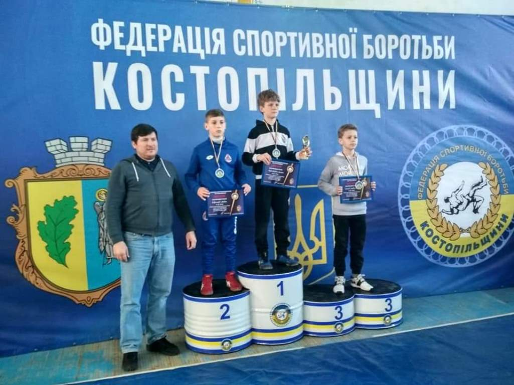 Максим Іллюк (перший справа)  – бронзовий призер чемпіонату Костопільщини з греко  – римської боротьби серед юнаків