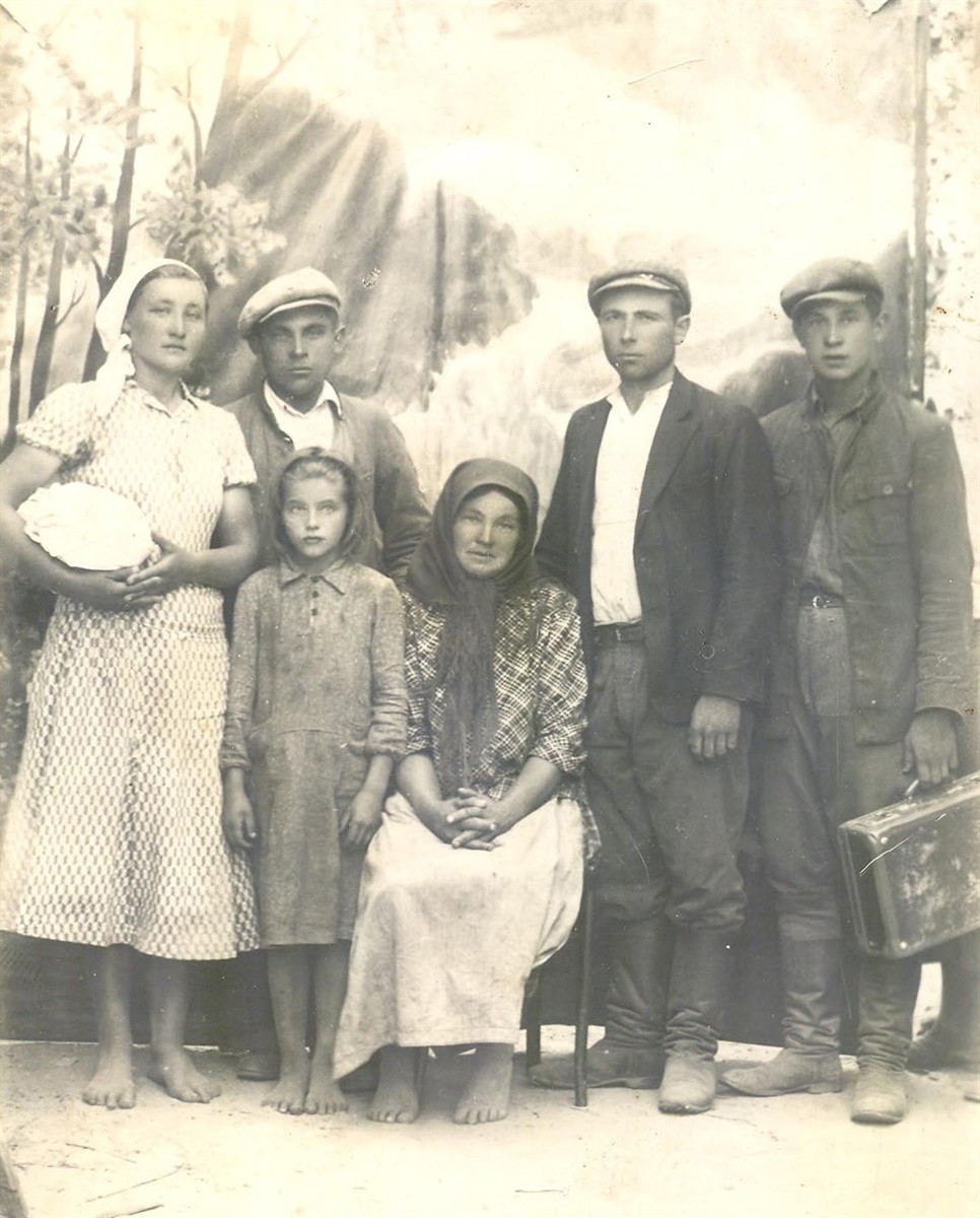 1939 рік. Щойно розпочалася Друга світова війна. В числі інших володимирчан терміново одержали повістки і мій батько Кузьма та його товариш Василь Гордійович Гіль (обидва – на знімку справа). Нашвидкуруч зібрали мама Антоніна найнеобхідніше, загорнула в хустинку буханець хліба (ліворуч, з братом Федором, біля них – батькова сестричка Женя), і зросила сльозами бабуся Наталка солдатську дорогу, знаючи, якою тяжкою і кровавою вона буде…
