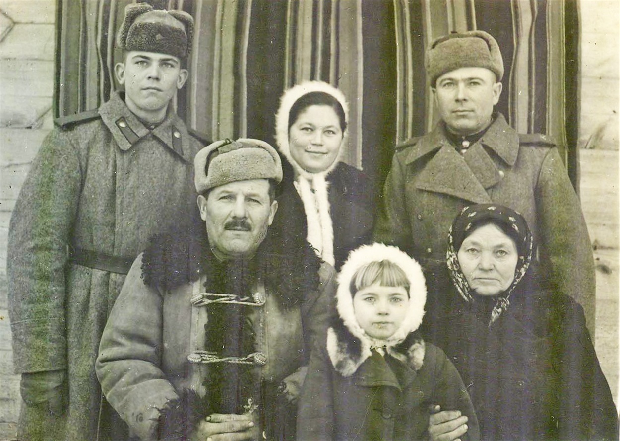 З бойовими друзями перед демобілізацією. Батько вгорі у центрі. Він часто згадував їх, хлопців різних національностей, особливо татарина Адзідзянова (внизу зліва).  Жовтень 1945 року.