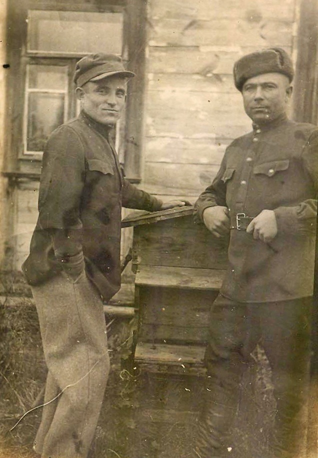 Уже вдома, на рідному хуторі, з маминим братом Олександром. 1946 рік.
