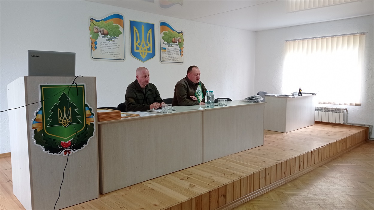 Інженер з охорони праці Віктор Іщик та директор Рафалівського держлісгоспу Максим Гура