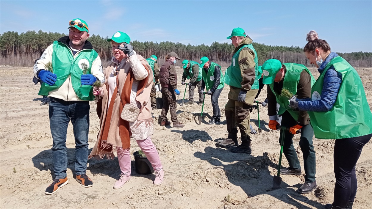 Зліва Ігор Мазепа та Галина Симха під час посадки лісу на родовищі у Володимирці 10 квітня 2021 року