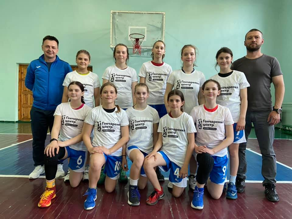Вараські баскетболістки (тренер - Андрій Бабик, крайній справа у верхньому ряду) - срібні призери чемпіонату Рівненщини серед дівчат 2007 р.н. і мол.