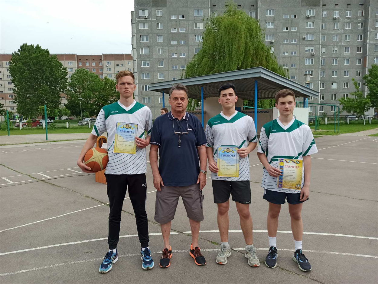 Переможці чемпіонату Вараської гімназії із стрітболу  – команда 10 -Б класу