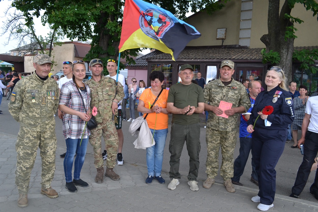 Представниця поліції від ветеранів отримала подарунок- квітку, бо ж жінка!