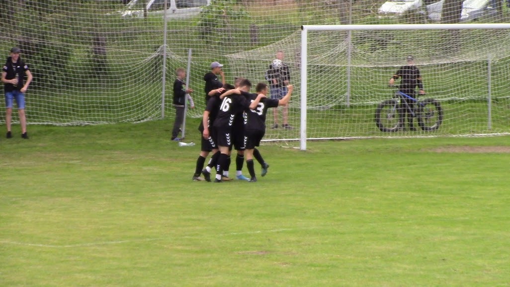 Ось так раділи гравці «Сокола», вітаючи автора переможного гола у ворота варашан Дмитра Серховця, якого й не видно, бо він всередині натовпу