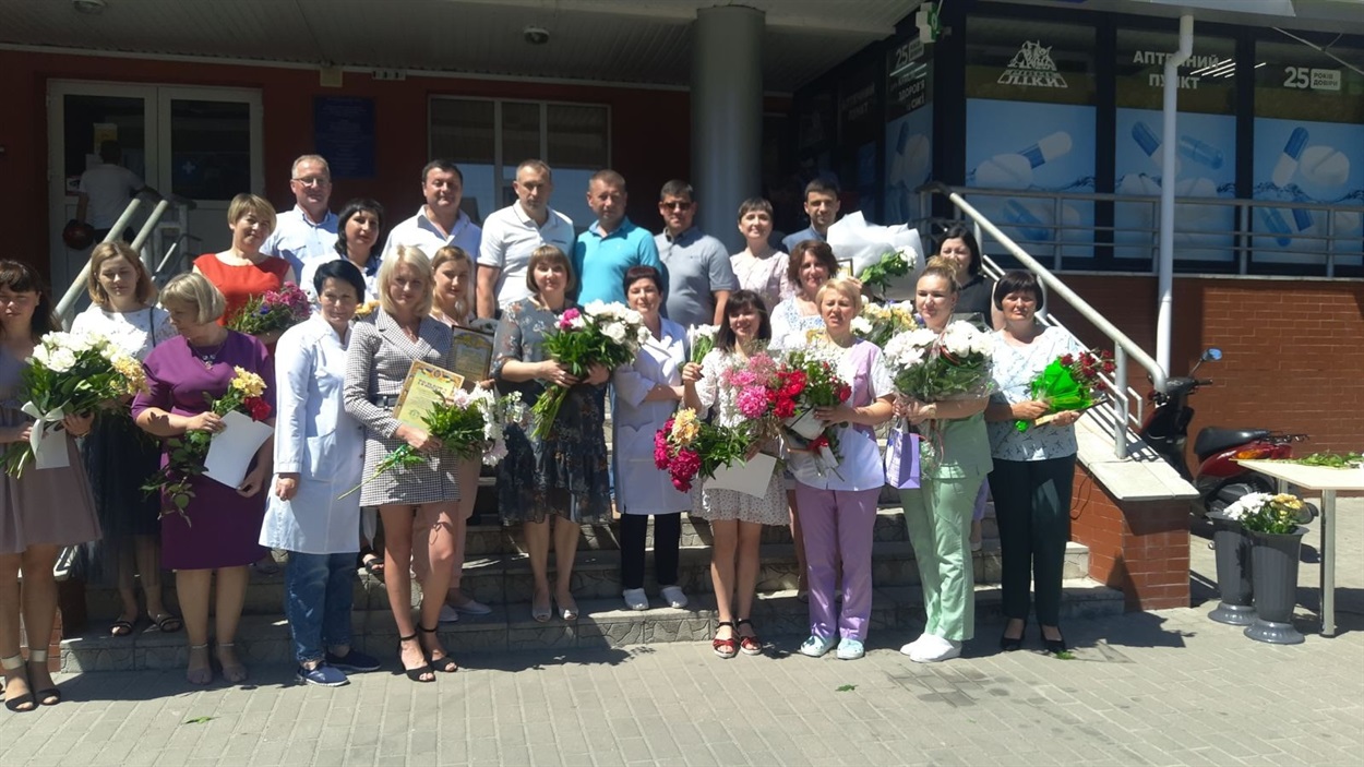 Керівники разом з відзначеними медиками.