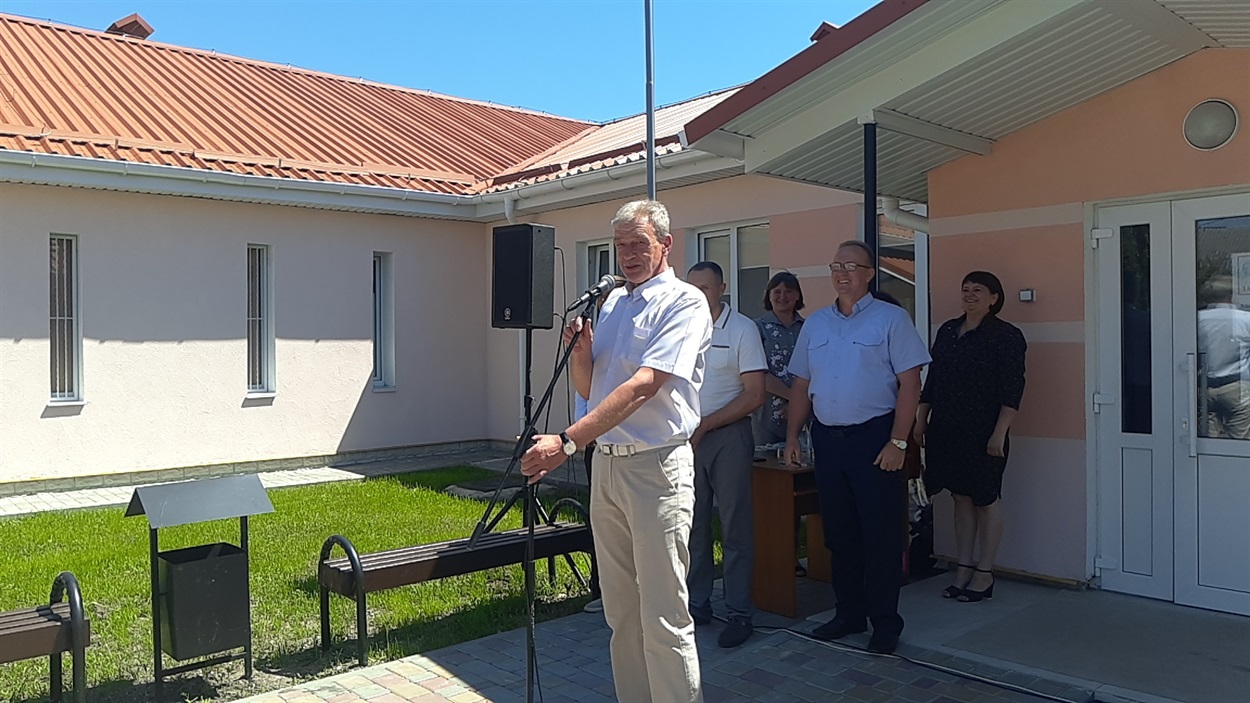 Керівник, Олександр Волочнюк, також привітав колег