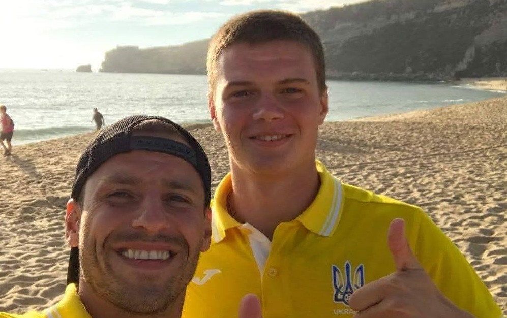 Привіт із далекого та теплого Назаре від Андрія Пашка (на другому плані) та його товариша по збірній України Ярослава Заворотного