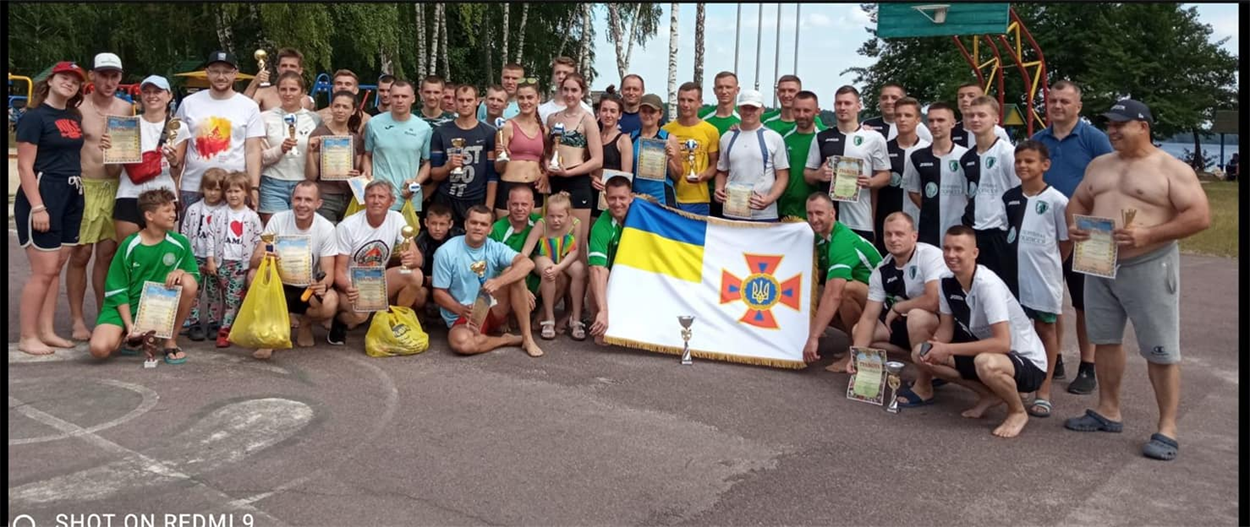 Групове фото учасників спортивного свята на Білому озері до Дня молоді