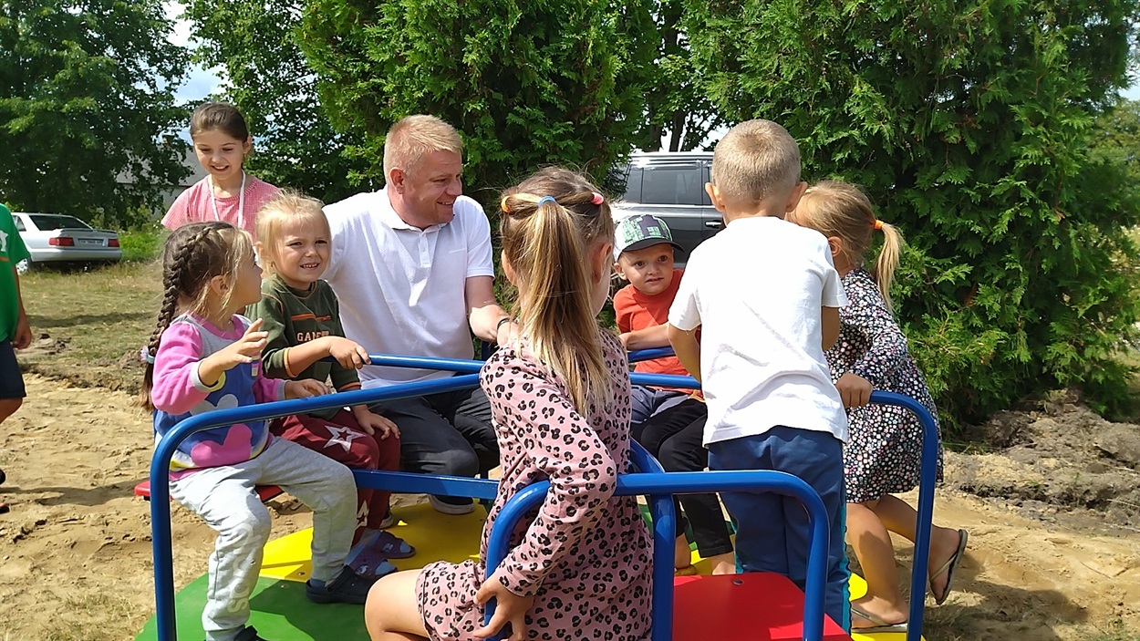 Надійність гойдалок перевірив особисто. І враження дітей теж почув - вони радіють