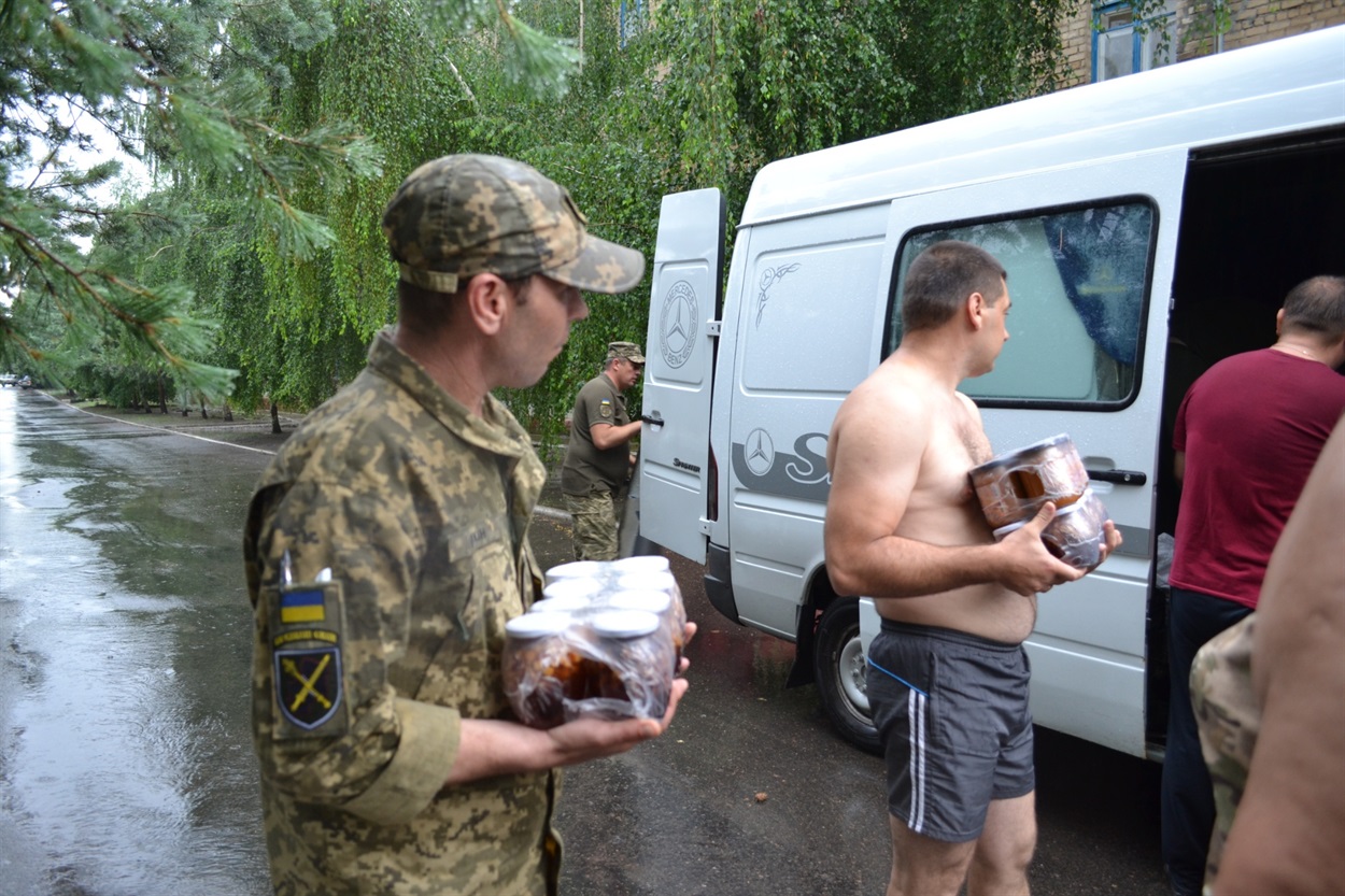 Мотопіхотинці отримують гостинці від поліщуків. А Світлана Правник навіть коровай подарувала!