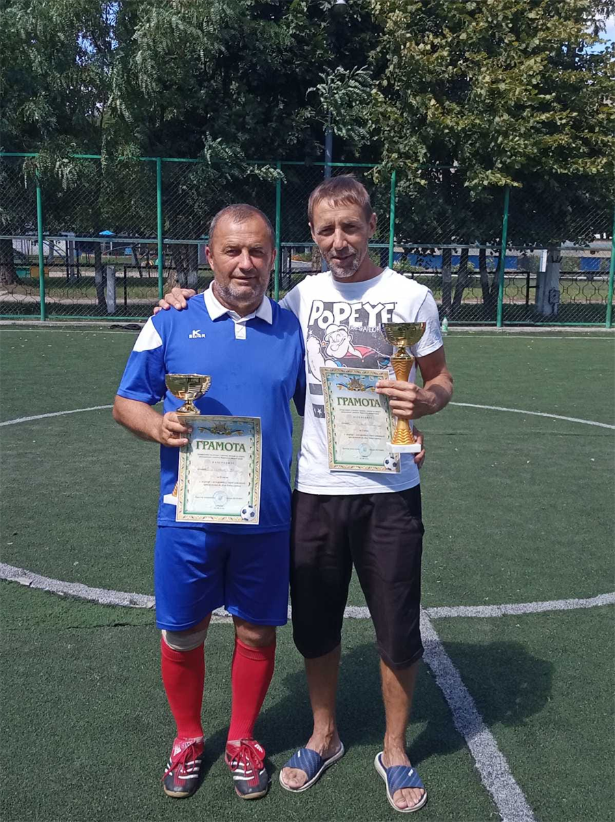 Ветеранський турнір у Вараші: справа капітан переможців  – сарненського «Маяка» Анатолій Леснік, зліва  – капітан місцевого «Будівельника» Володимир Штинь
