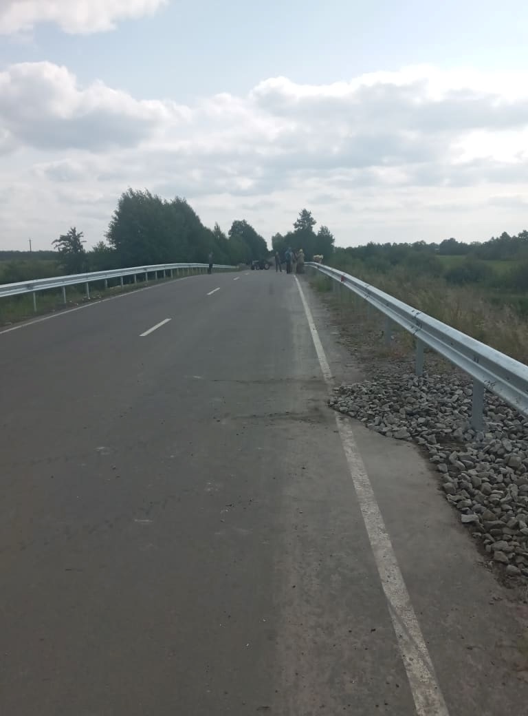 Руйнується обочина поблизу мосту, швидше всього, черед активні атмосферні опади