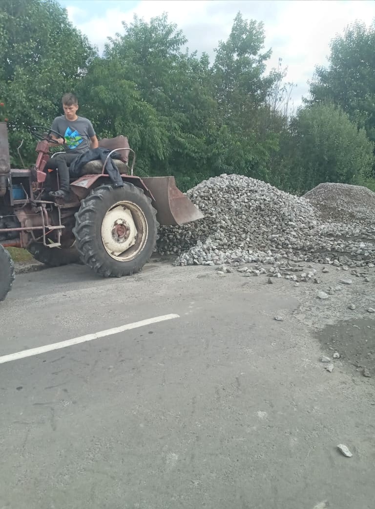 Техніка працює на усуненні пошкоджень об'єкту 