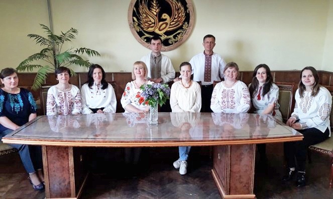 Працівники Каноницької сільської ради у День вишиванки