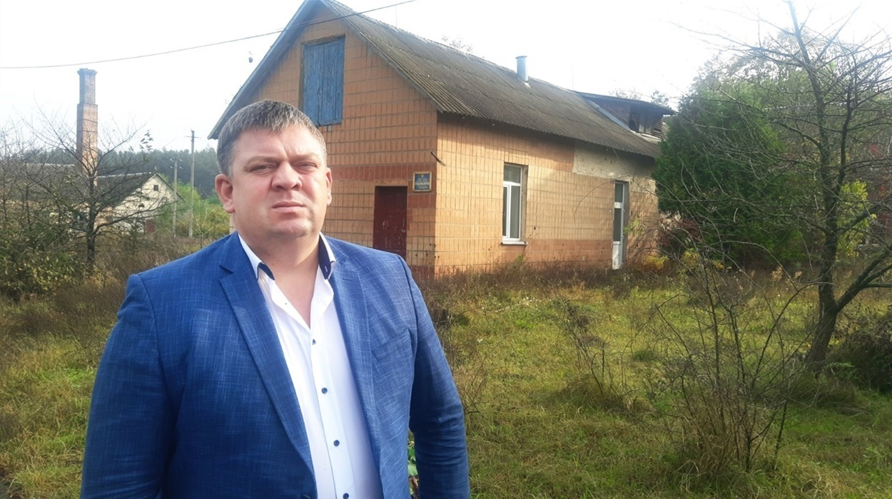 Федір Аврука поблизу Володимирецького тубдиспансера закритого у 2013 році