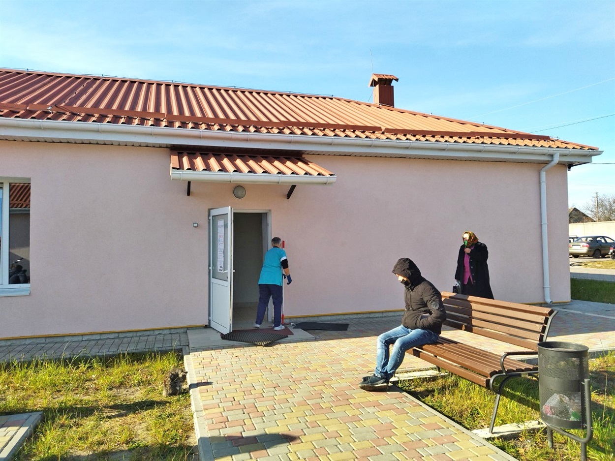 Окрім черги у приміщенні до ізолятора, люди чекають і на вулиці.