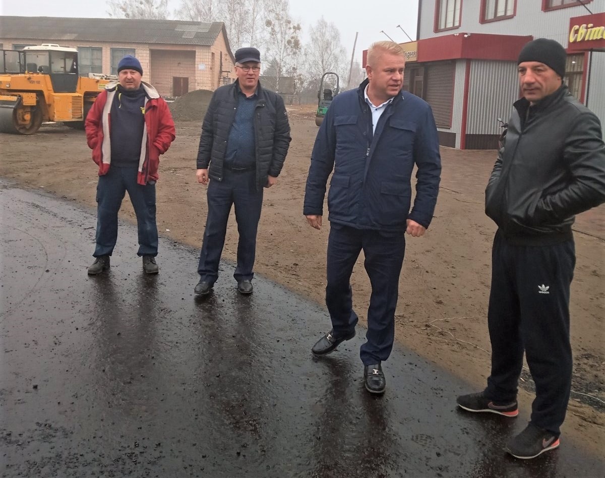 Віктор М'ялик , народний депутат України, відвідав воронки, проінспектував будівництво дороги через село та поспілкувався з жителями