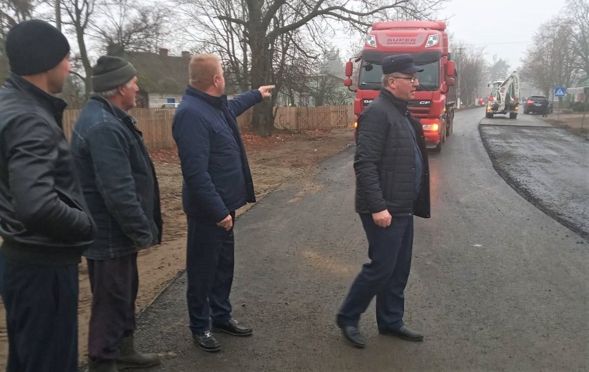 Нардеп інспектує будівництво дороги у Воронках