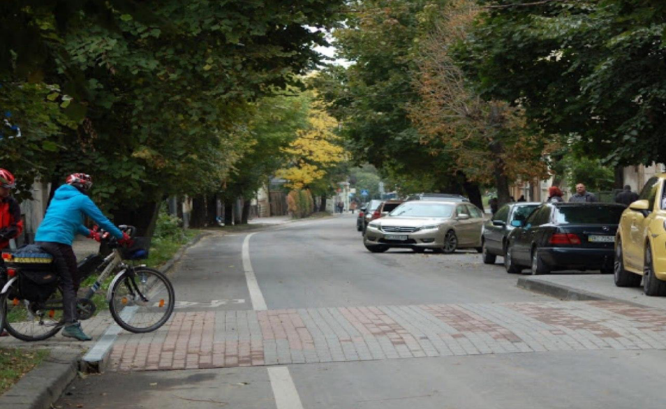 Дорожній пагорб, який відповідає стандарту