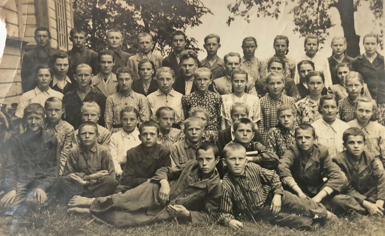 1955 рік випускний 7-А клас Городецької школи перший ряд з права Троцюк В.І