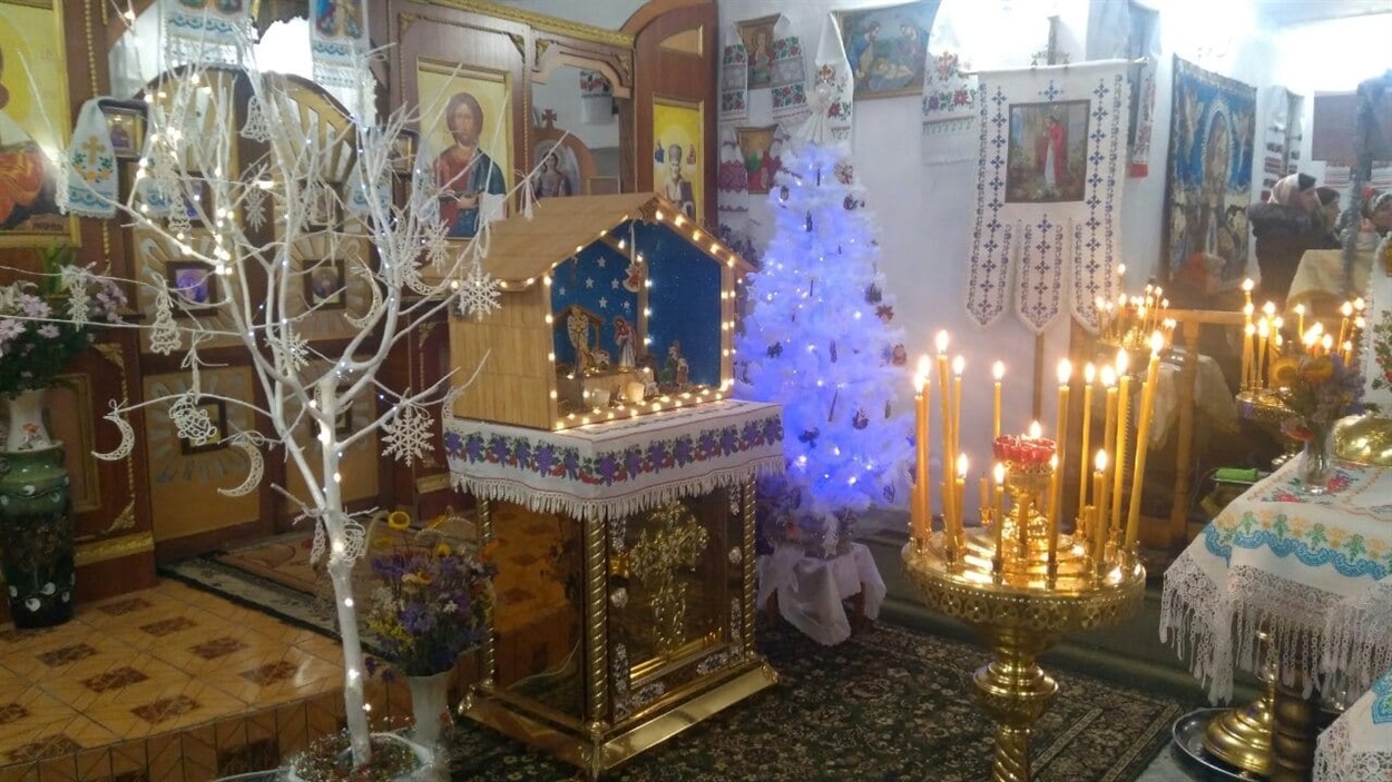 Вертеп і ялинка у храмі