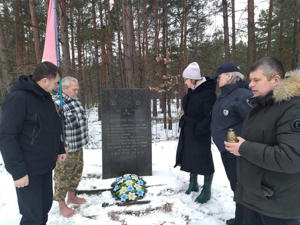 Пам'ятний знак обіч дороги Володимирець – Жовкині, де за 200 метрів місце розстрілу і поховання євреїв.