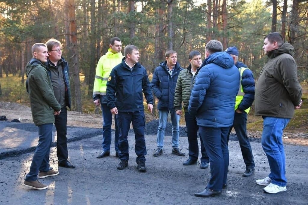 Олександр Мензул та Віталій Коваль оглядають стан ремонту дороги на території Вараської громади