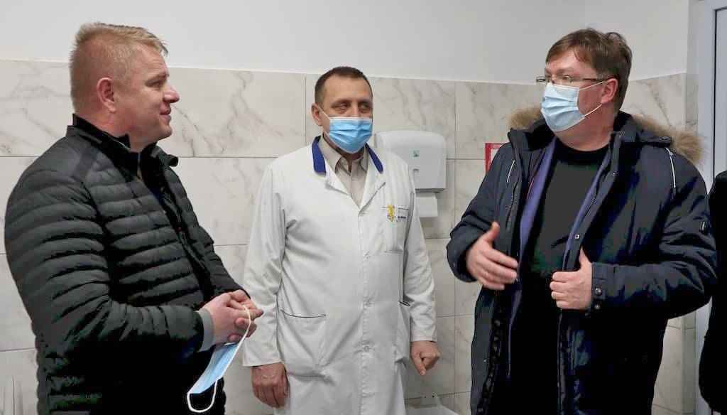 Олександр Мензул та народний депутат Віктор М'ялик оглядають обладнання для Вараської багатопрофільної лікарні