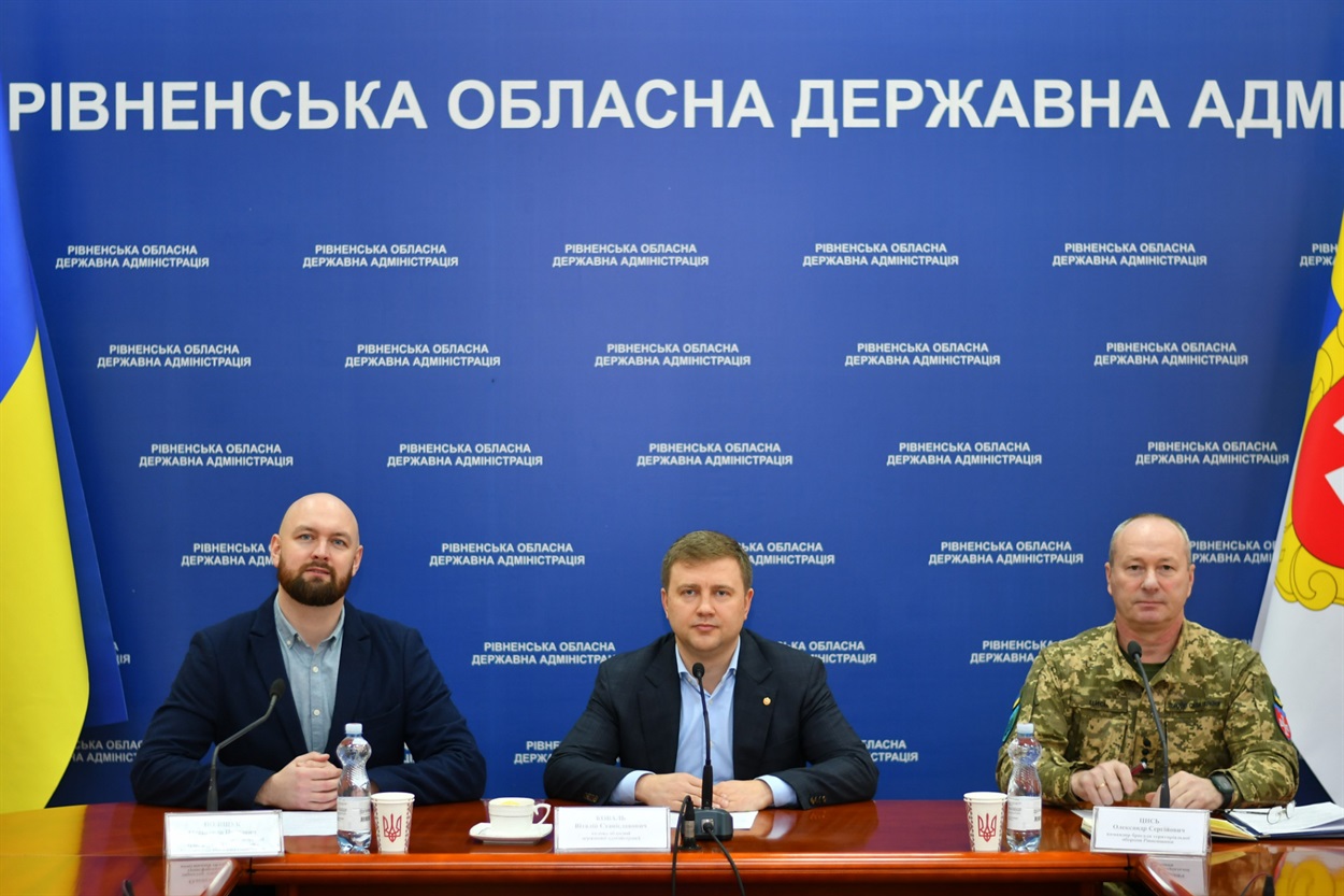 На знімку: Олександр Поліщук, начальник Департаменту цифрової трансформації та суспільних комунікацій Рівненської ОДА; Віталій Коваль, голова Рівненської ОДА, Олександр Циць, командир бригади територіальної оборони Рівненщини
