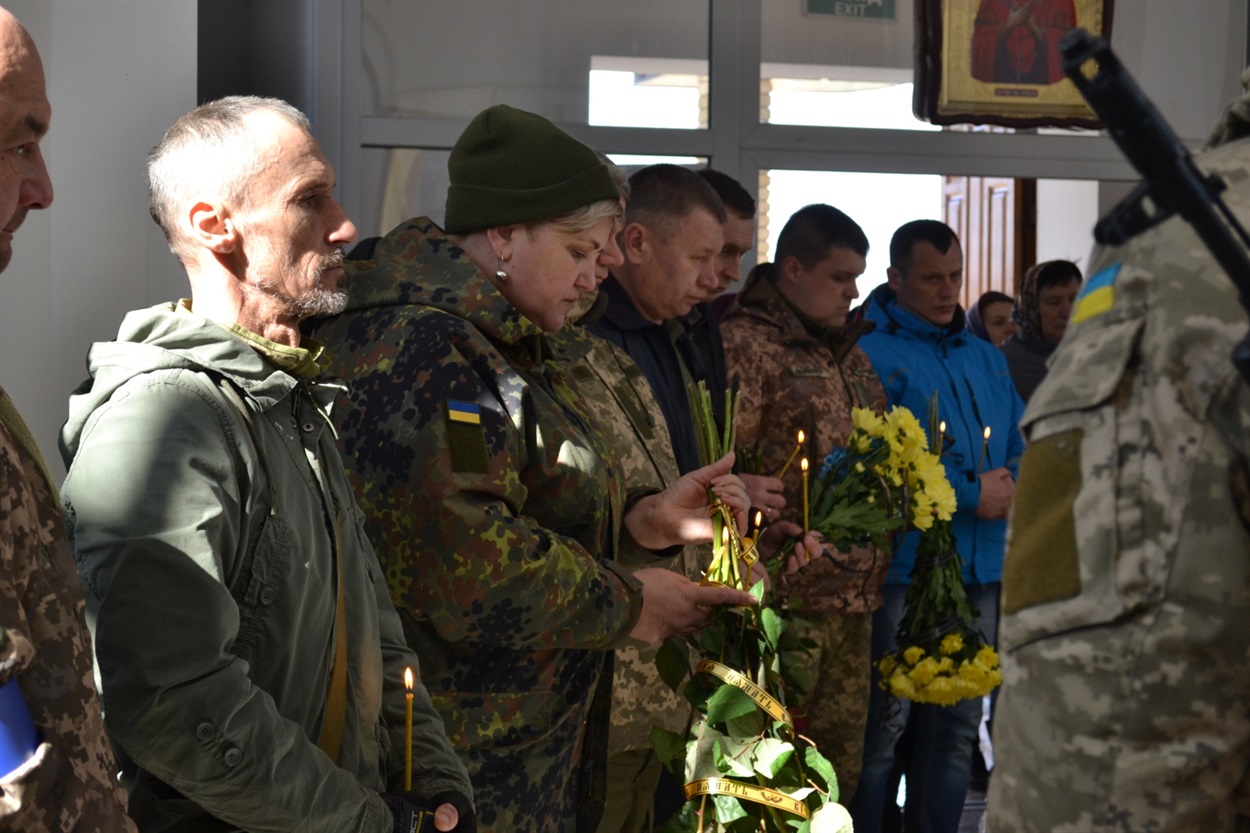 Провести загиблого прийшли керівники громади, району.