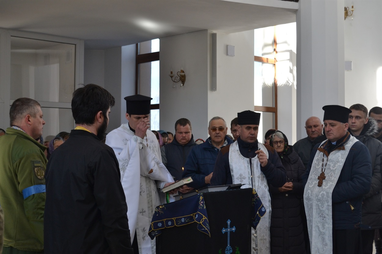 П'ять священників ПЦУ провели службу над тілом загиблого. А на вулиці чекали сотні людей. аби провести в останню путь Героя