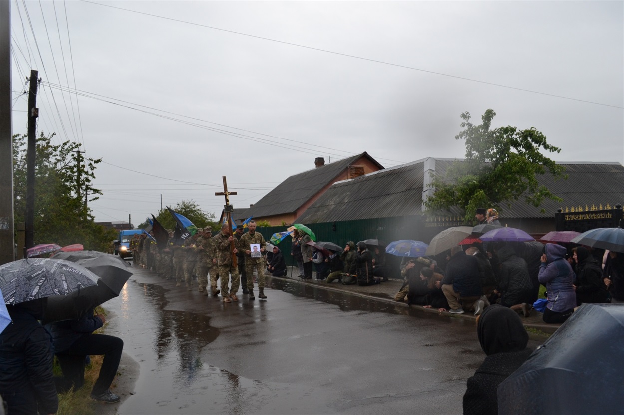 Біля дому покійного