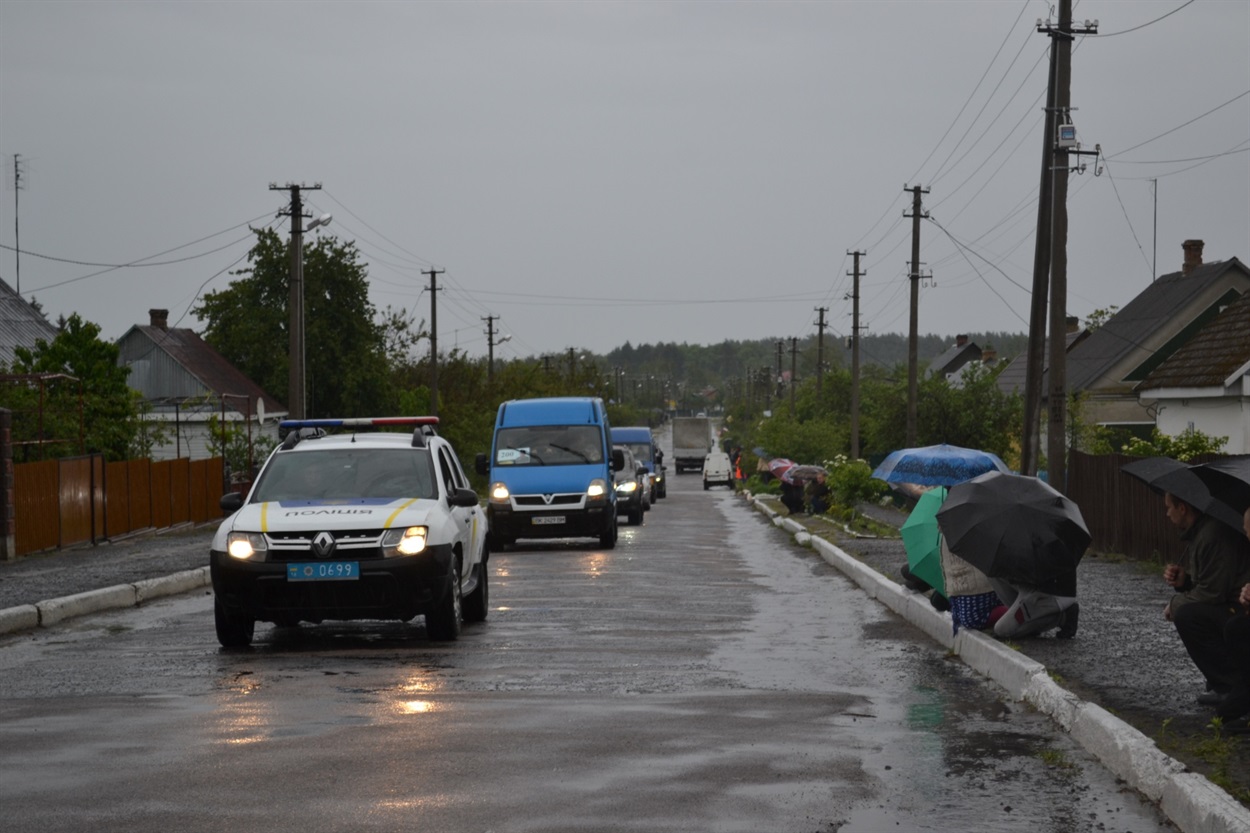 Прибуває екскорт з тілом військового