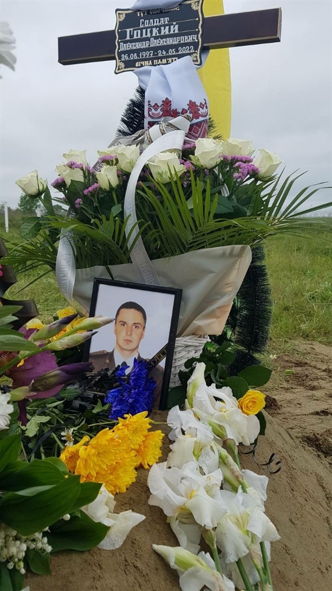 Свіжа могила захисника