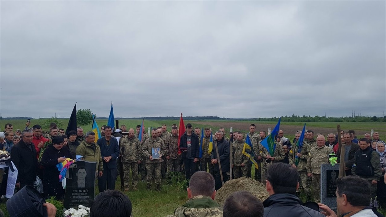 На похорони приїхали військові з району, капелан та земляки