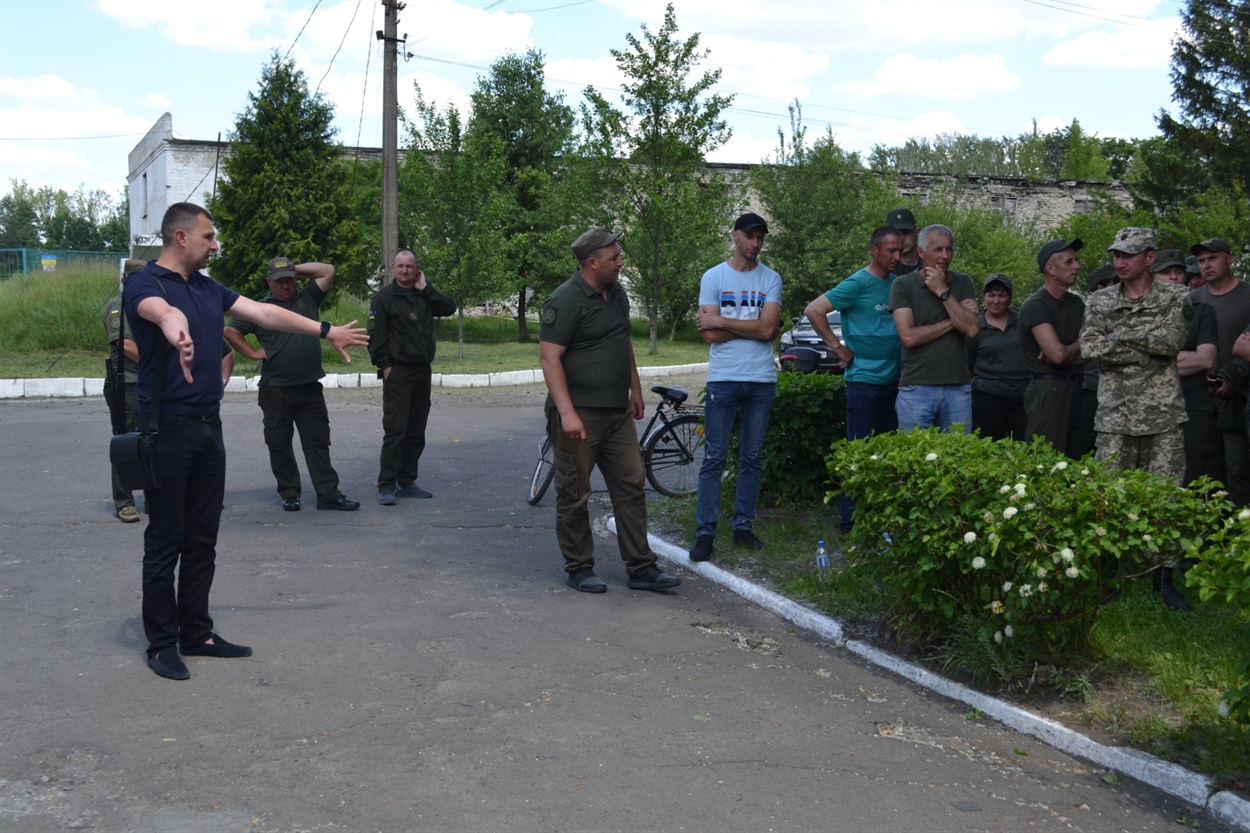 Представник адміністрації пробує домовитись з колективом