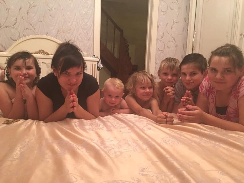Щоденна молитва родини, де  шестеро дітей