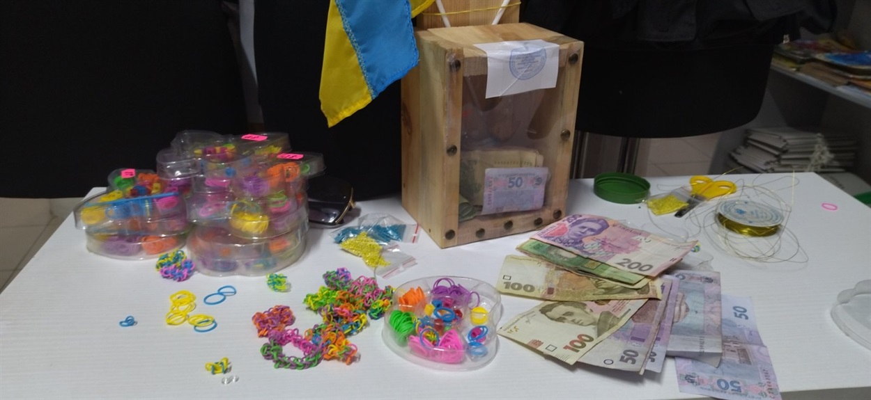 Зарібок дівчинки і "робочий" стіл малої майстрині