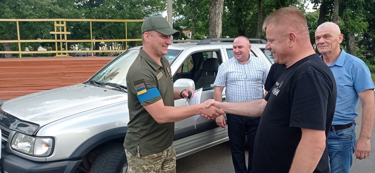 Нардеп вручає ключі від авто