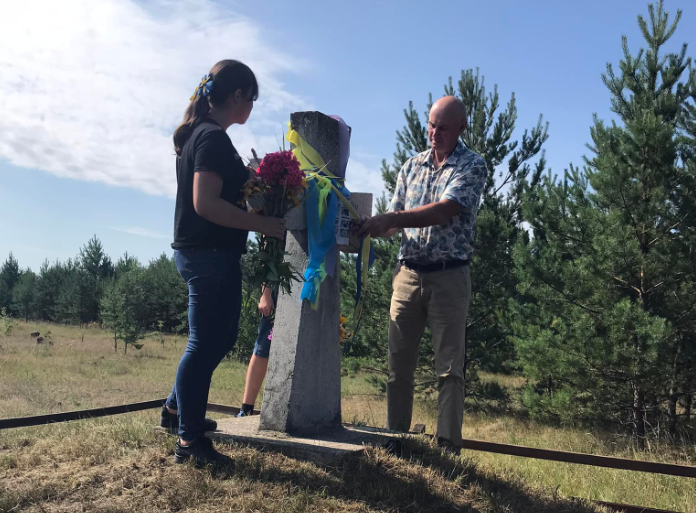 Біля пам'ятного знаку між селами